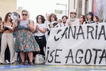 На Канарських островах тисячі місцевих жителів виступають проти інтенсивного туризму На Канарських островах тисячі місцевих жителів виступають проти інтенсивного туризму