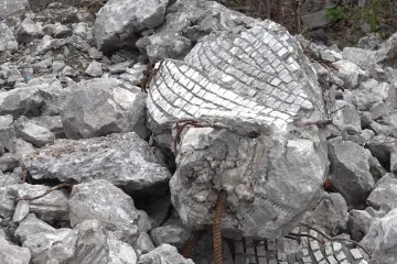 ​Вцілілі частини монумента “Дніпровські хвилі” опинилися на смітнику