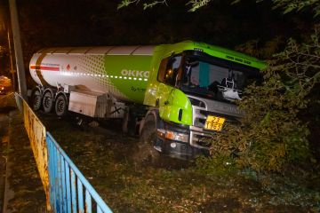 У Дніпрі жінку з дитиною збили на пішохідному переході У Дніпрі жінку з дитиною збили на пішохідному переході