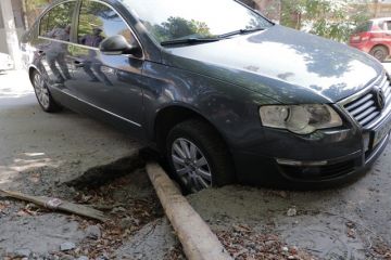 Іномарка провалилася переднім колесом в асфальт у центрі Дніпра Іномарка провалилася переднім колесом в асфальт у центрі Дніпра