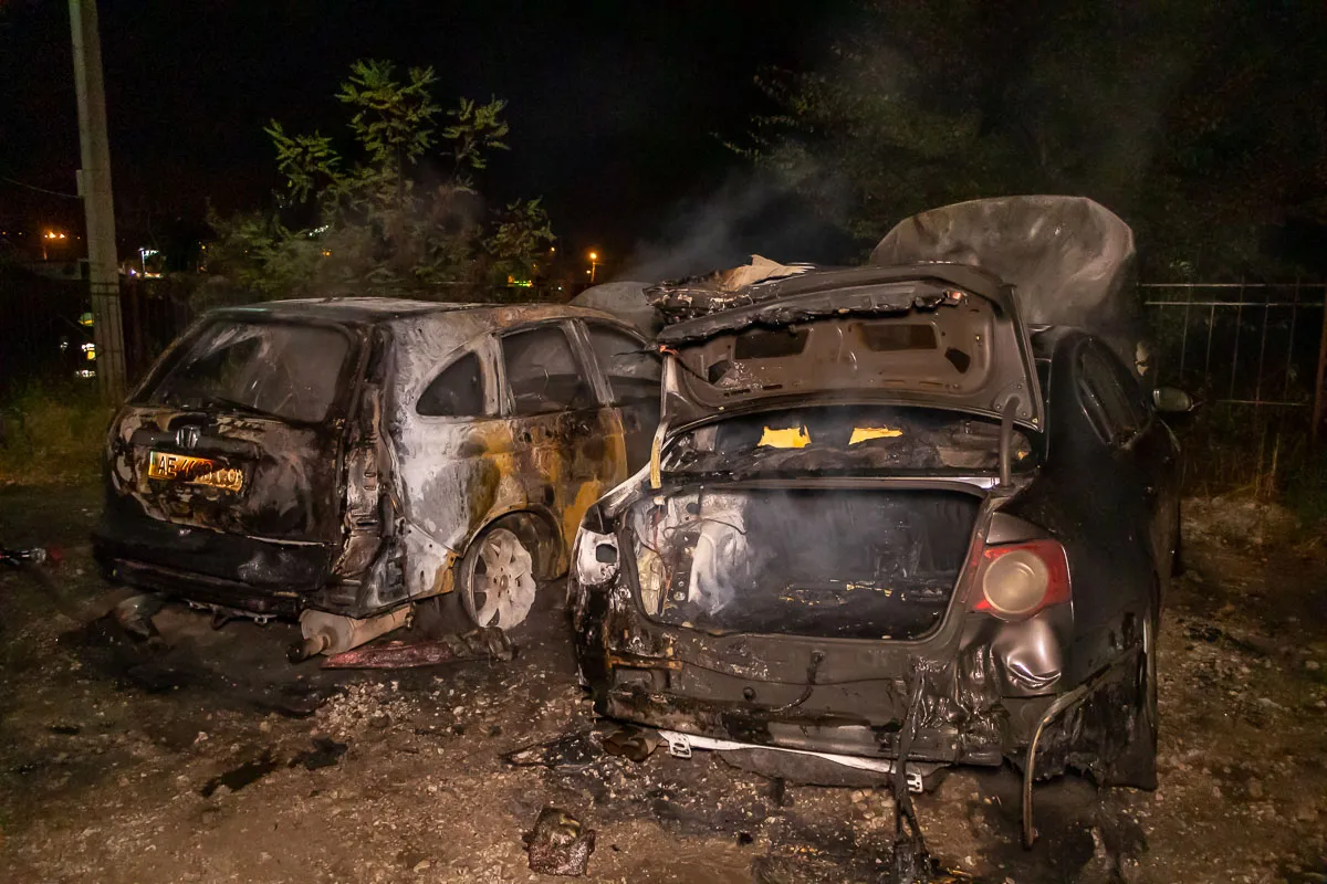 Дві автівки вигоріли вщент – постраждалих немає