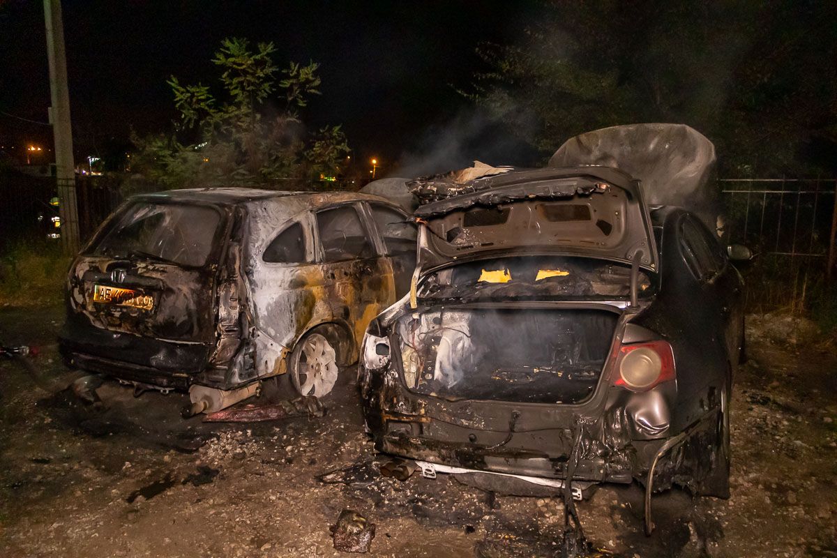 Дві автівки вигоріли вщент – постраждалих немає Дві автівки вигоріли вщент – постраждалих немає