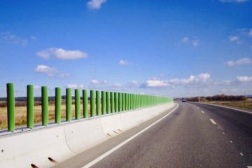 Автомобільні траси обладнають спеціальними екранами Автомобільні траси обладнають спеціальними екранами