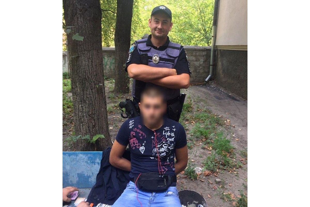 Патрульні затримали розповсюджувача "закладок" Патрульні затримали розповсюджувача "закладок"