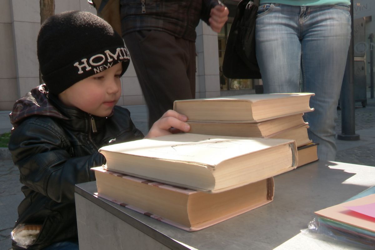 На Катеринославському бульварі люди ділились книжками На Катеринославському бульварі люди ділились книжками