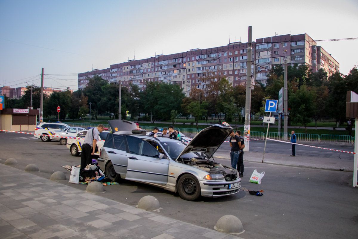 Патрульні знайшли вибухівку у салоні автомобіля Патрульні знайшли вибухівку у салоні автомобіля