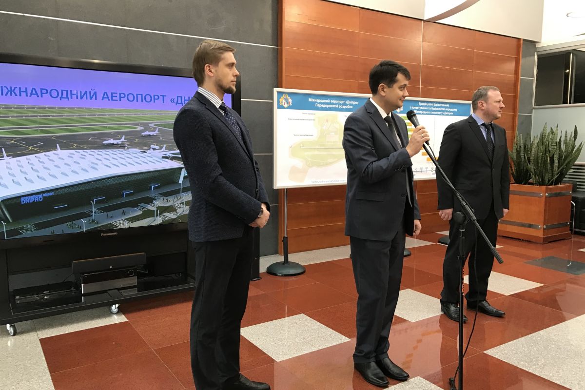 Спікеру Верховної Ради представили проєкт дніпровського аеропорту (ФОТО) Спікеру Верховної Ради представили проєкт дніпровського аеропорту (ФОТО)