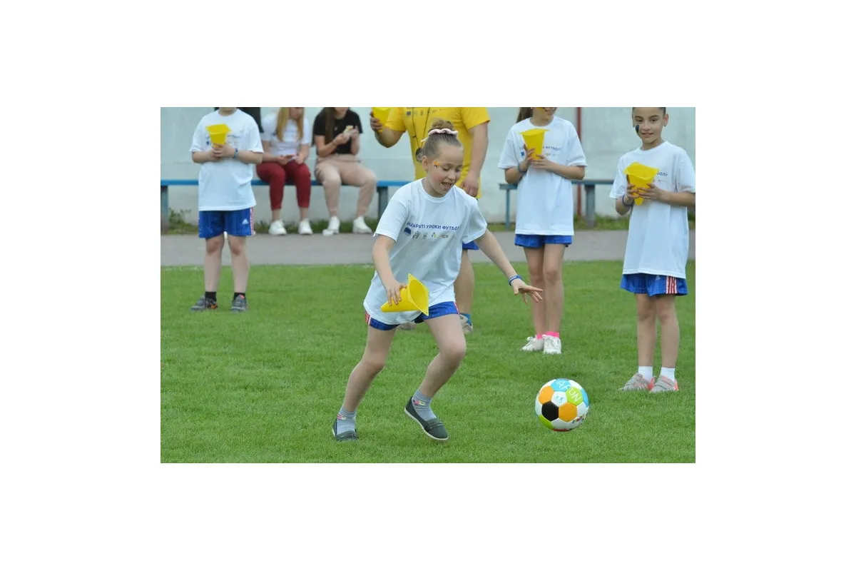У Синельниковому вже рік успішно діє дівчача футбольна секція