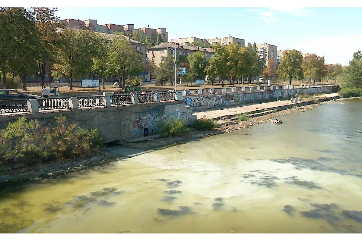 По воді Дніпра розходиться біла пляма. Що це?