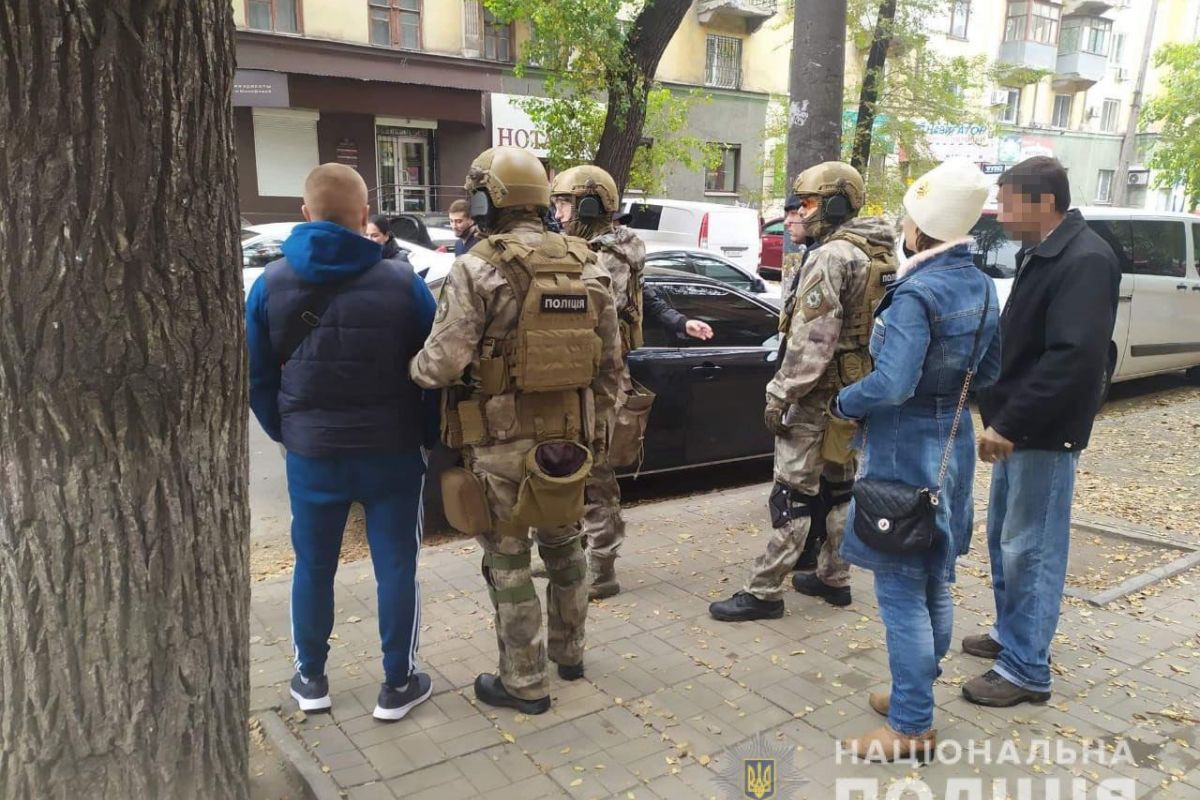 У Кам’янському спецпризначенці штурмом взяли квартиру з підозрюваними у нападі на фермерів У Кам’янському спецпризначенці штурмом взяли квартиру з підозрюваними у нападі на фермерів