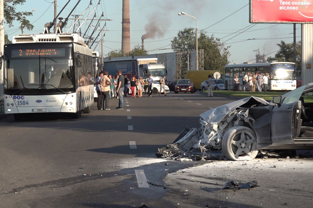 Аварія на Набережній Заводській перекрила рух транспорту Аварія на Набережній Заводській перекрила рух транспорту