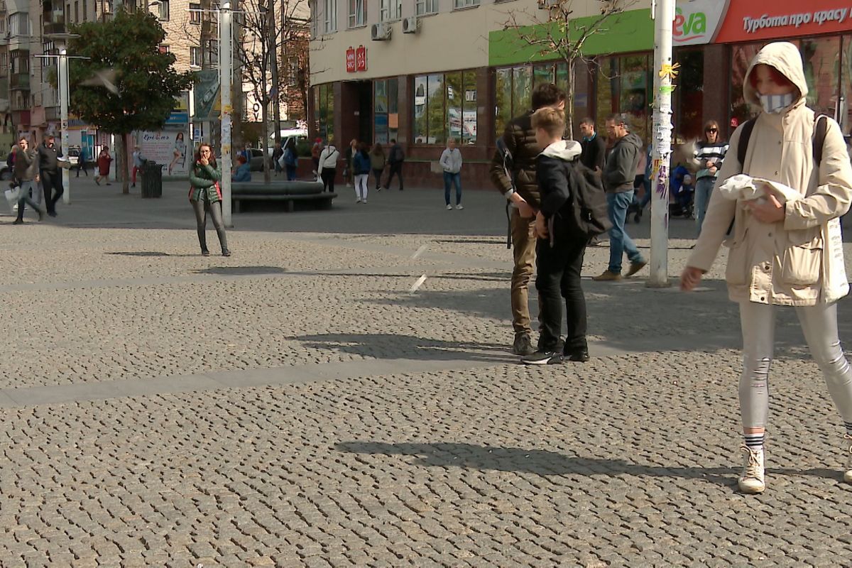 Дніпрянка влаштувала перформанс на центральній площі Дніпрянка влаштувала перформанс на центральній площі