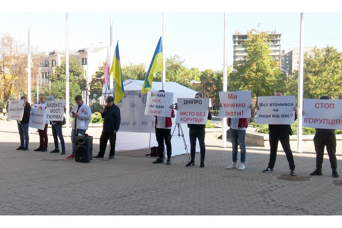 Мітингувальники  під стінами міськради грали в мовчанку