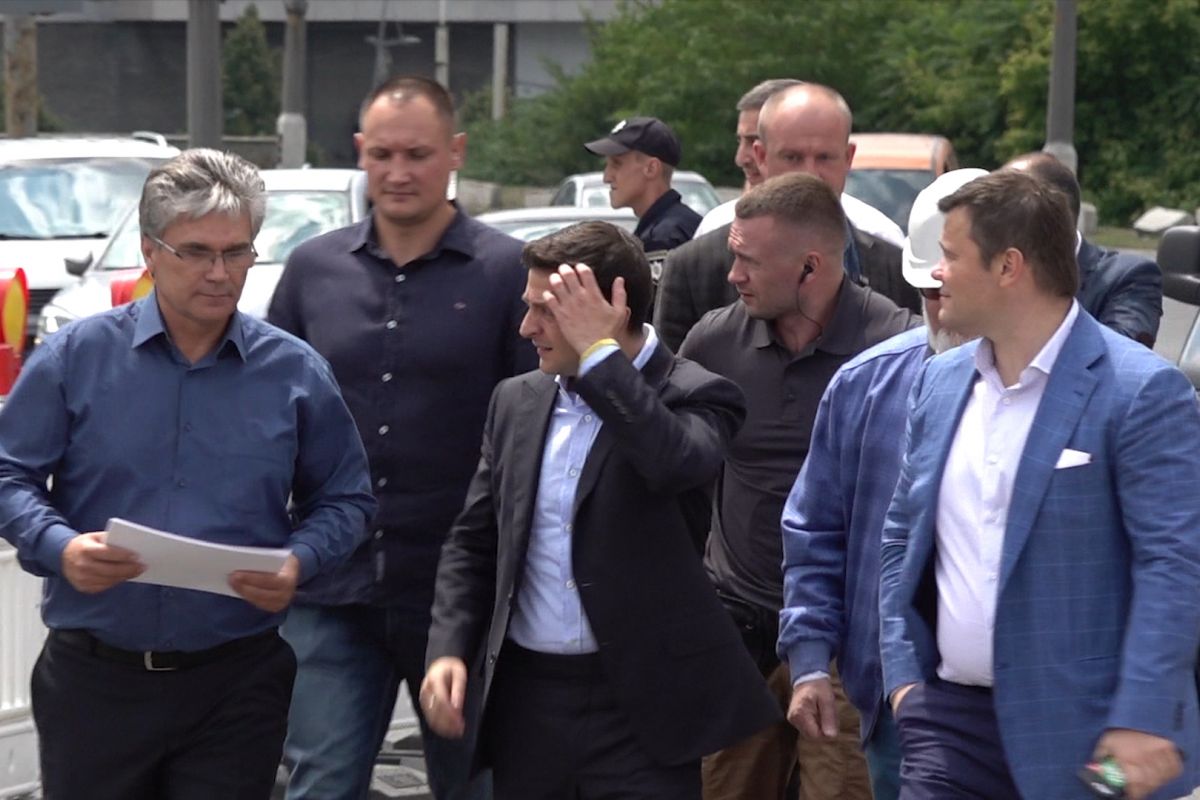 Зеленський побився об заклад та пообіцяв вирішити питання з летовищем Зеленський побився об заклад та пообіцяв вирішити питання з летовищем