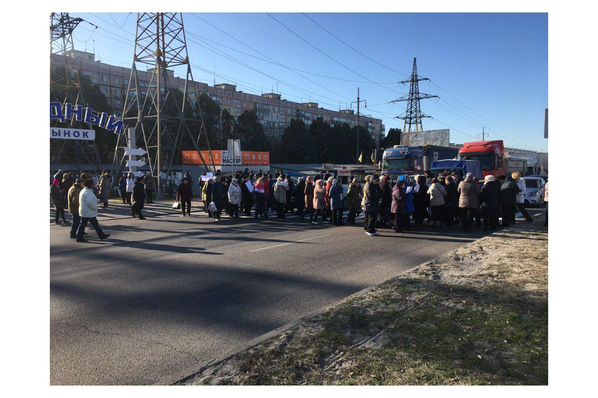 Мешканці Лівобережжя Дніпра перекрили дорогу Мешканці Лівобережжя Дніпра перекрили дорогу