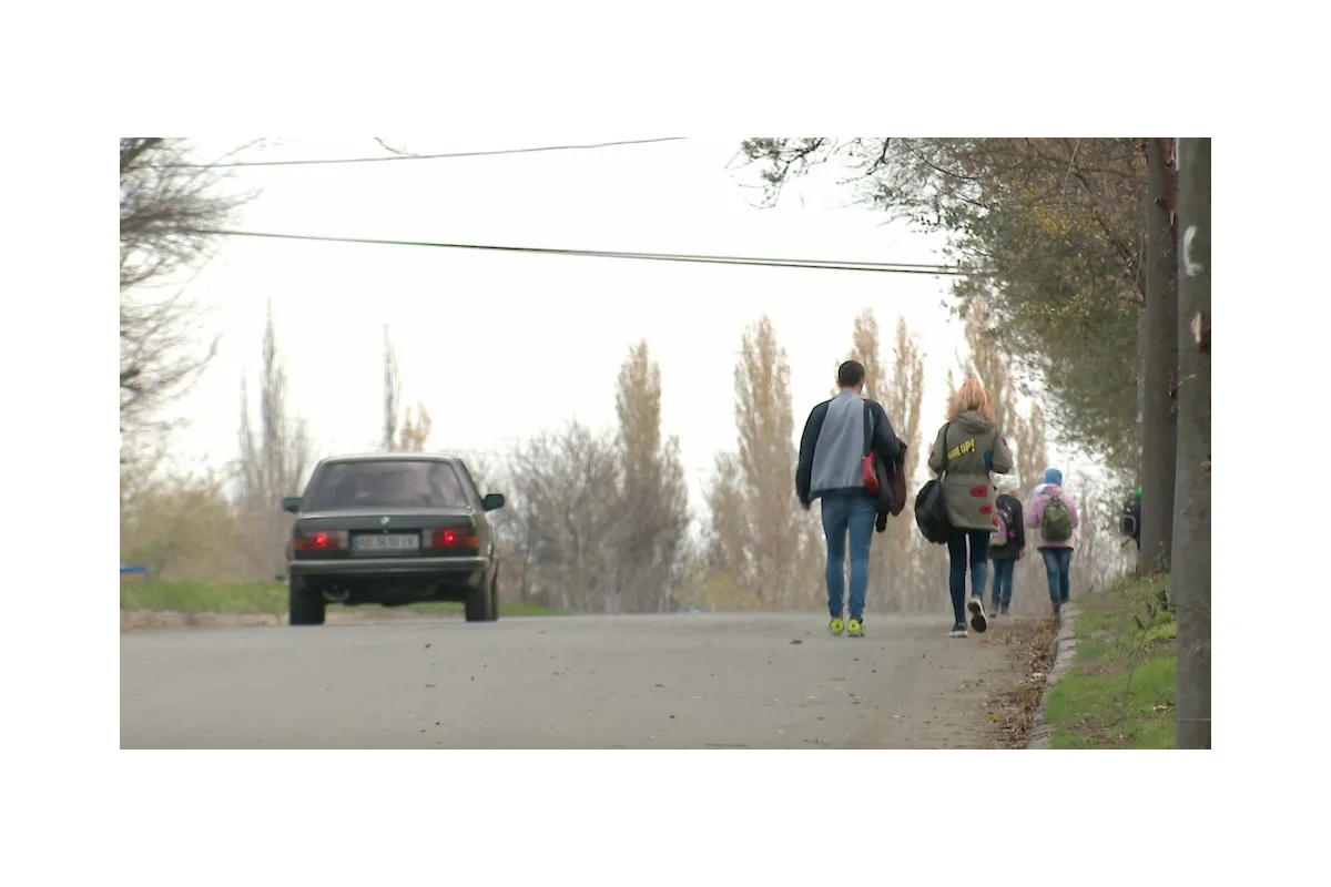 З прогулянки — у лікарню: мешканці Мирного ризикують життям через відсутність тротуарів