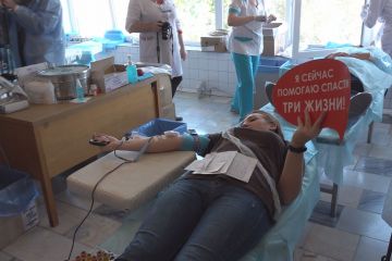 Дніпряни здавали кров для поранених бійців та тяжкохворих пацієнтів Дніпряни здавали кров для поранених бійців та тяжкохворих пацієнтів