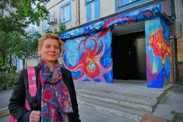 Морські мотиви: кам’янчанка прикрасила під'їзд восьминогом та медузою Морські мотиви: кам’янчанка прикрасила під'їзд восьминогом та медузою