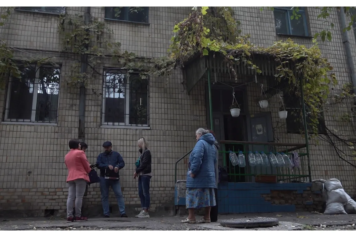 Життя у темряві: гуртожиток у центрі Дніпра вже 20 днів без електропостачання