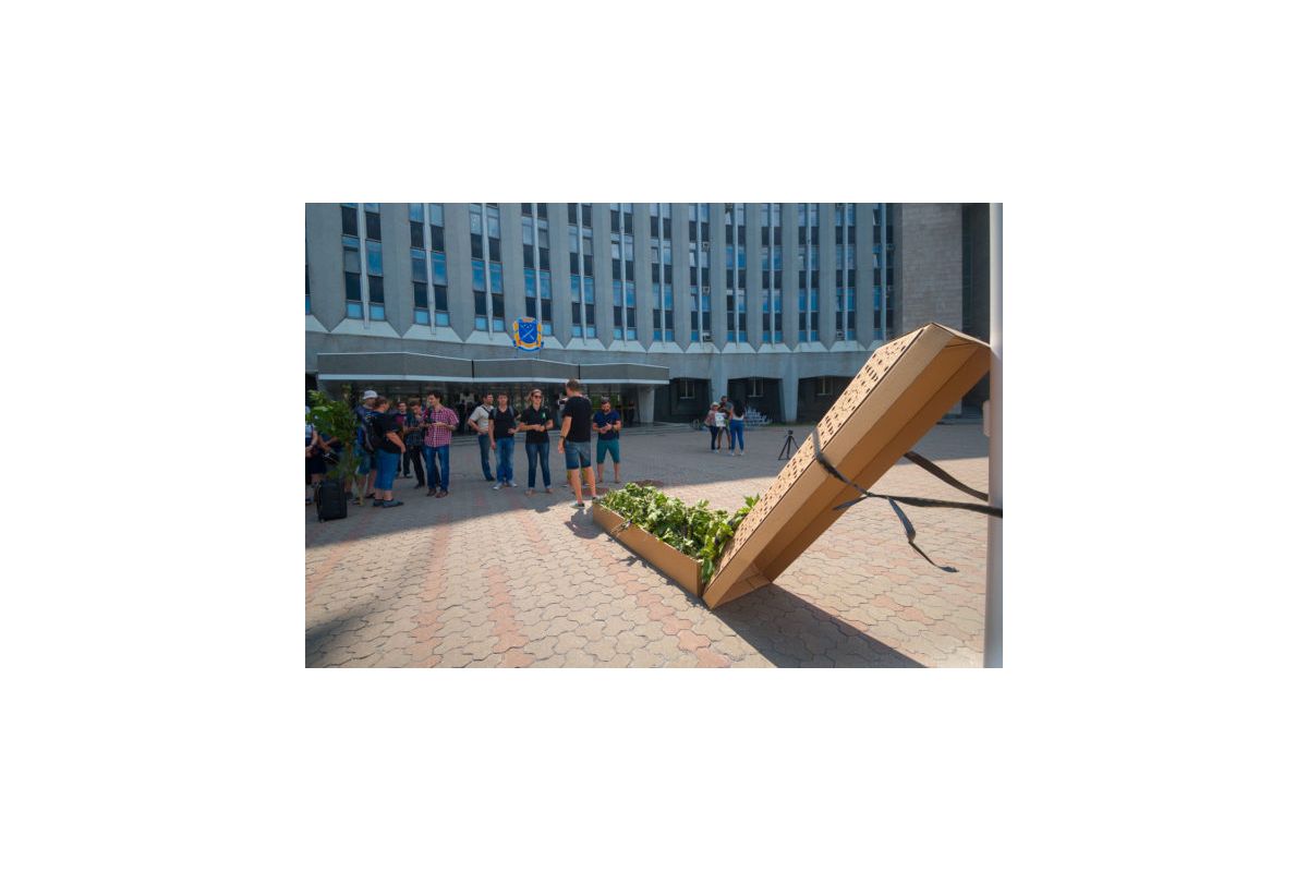 Дніпровські активісти провели в останню путь дерева з вулиці Короленка Дніпровські активісти провели в останню путь дерева з вулиці Короленка