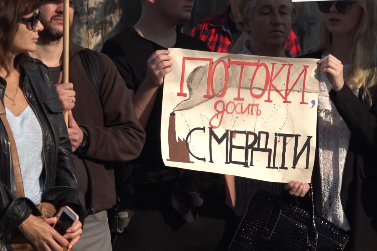 Дніпряни мітингували проти незаконного забруднювача повітря Дніпряни мітингували проти незаконного забруднювача повітря