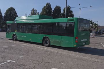 Привіт зі Скандинавського півострова: 13 автобусів зі Швеції прибули до Дніпра Привіт зі Скандинавського півострова: 13 автобусів зі Швеції прибули до Дніпра