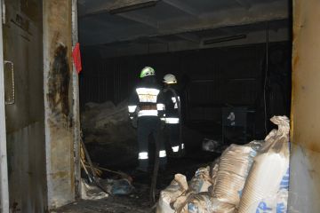 В Індустріальному районі Дніпра горіло складське приміщення В Індустріальному районі Дніпра горіло складське приміщення