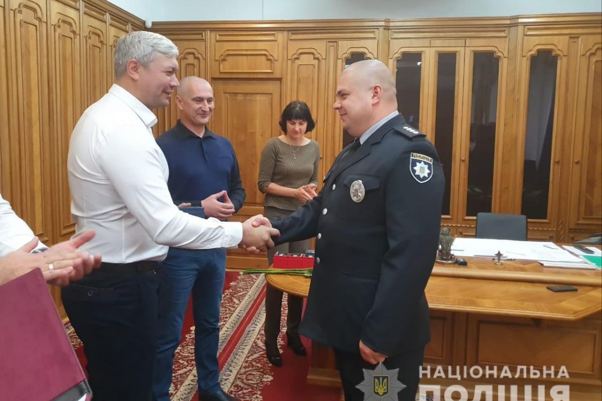 Рятівників дворічного хлопчика нагородила Нацполіція Рятівників дворічного хлопчика нагородила Нацполіція