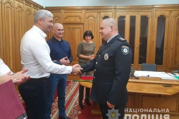 Рятівників дворічного хлопчика нагородила Нацполіція Рятівників дворічного хлопчика нагородила Нацполіція