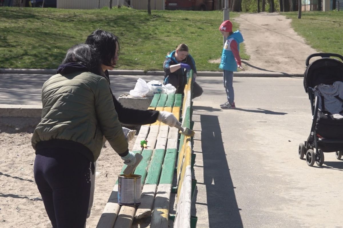 Біля ПК "Металург" дніпряни провели святковий суботник Біля ПК "Металург" дніпряни провели святковий суботник