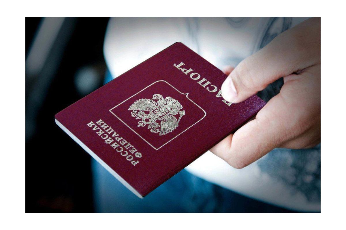 Боєць 93-ї бригади спалив свій російський паспорт Боєць 93-ї бригади спалив свій російський паспорт