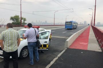 Новим мостом рушив громадський транспорт Новим мостом рушив громадський транспорт