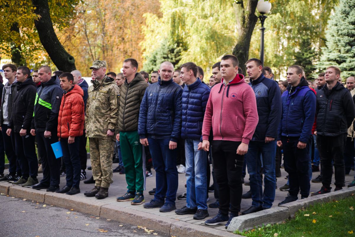 Осінній призов: перша сотня дніпровських новобранців відправилась до Черкас Осінній призов: перша сотня дніпровських новобранців відправилась до Черкас