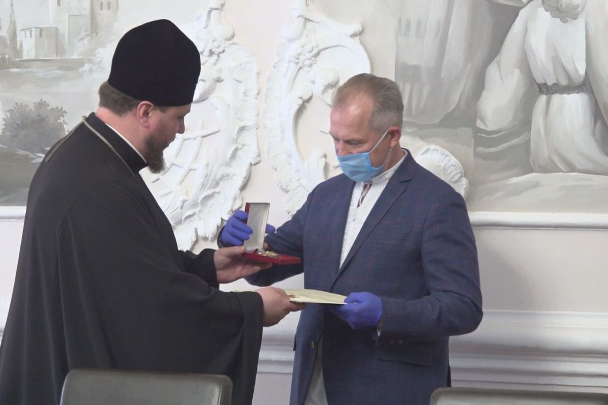 До дня медиків Українська православна церква нагородила очільників обласної лікарні імені Мечникова До дня медиків Українська православна церква нагородила очільників обласної лікарні імені Мечникова