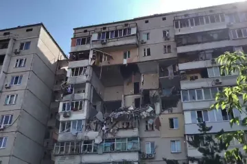 ​Первые жильцы из взорвавшейся киевской многоэтажки вместе со своими котами заселились в интернат