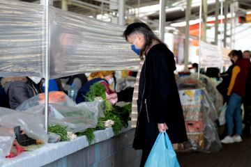 На ринках відмінили захисні екрани та дистанцію між продавцями На ринках відмінили захисні екрани та дистанцію між продавцями