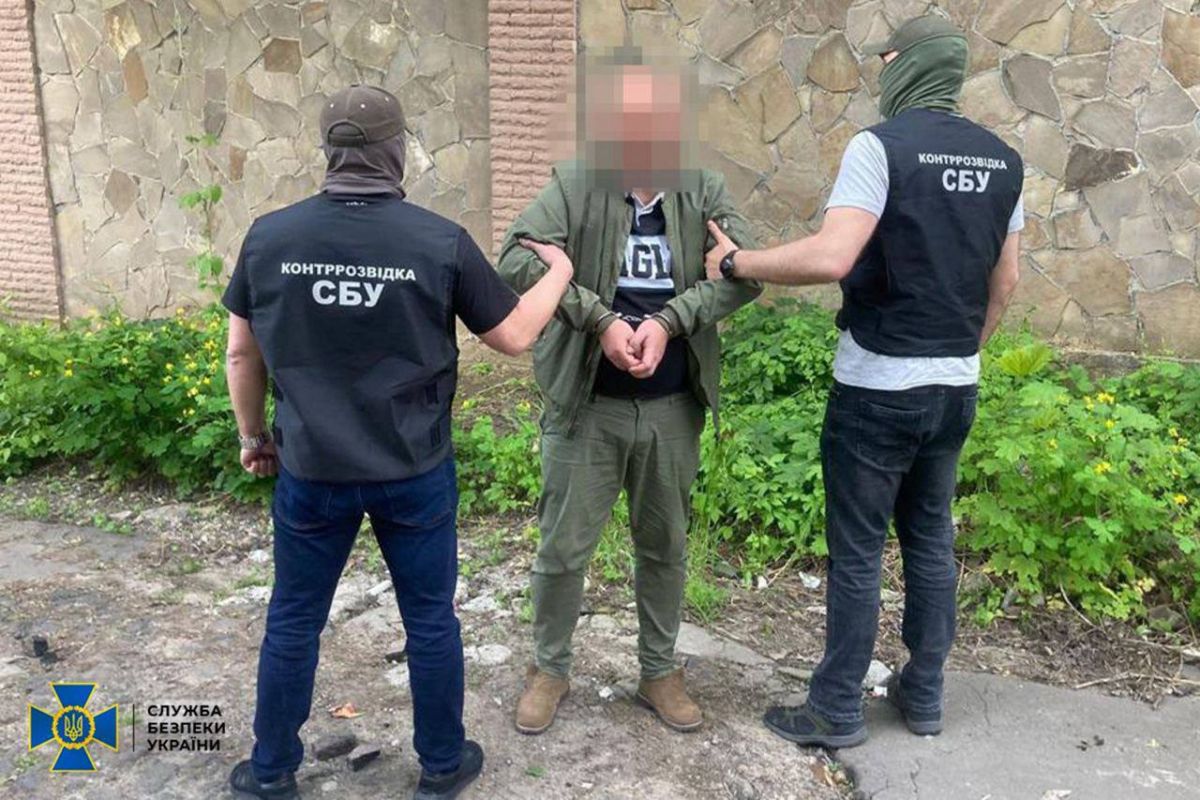 СБУ затримала зрадника, який наводив російські ракети на заводи Миколаєва і «полював на Бредлі» СБУ затримала зрадника, який наводив російські ракети на заводи Миколаєва і «полював на Бредлі»