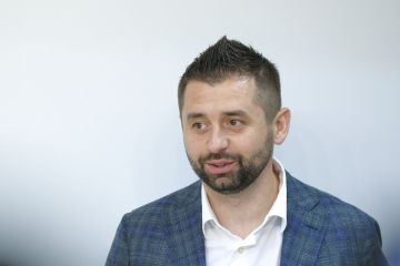 Давид Арахамія став своєрідним еталоном про-президентської партії «Слуга народу». Україна переходить у нову епоху де стандартні популістичні та абсурдні твердження відкрито зневажаються народом Давид Арахамія став своєрідним еталоном про-президентської партії «Слуга народу». Україна переходить у нову епоху де стандартні популістичні та абсурдні твердження відкрито зневажаються народом