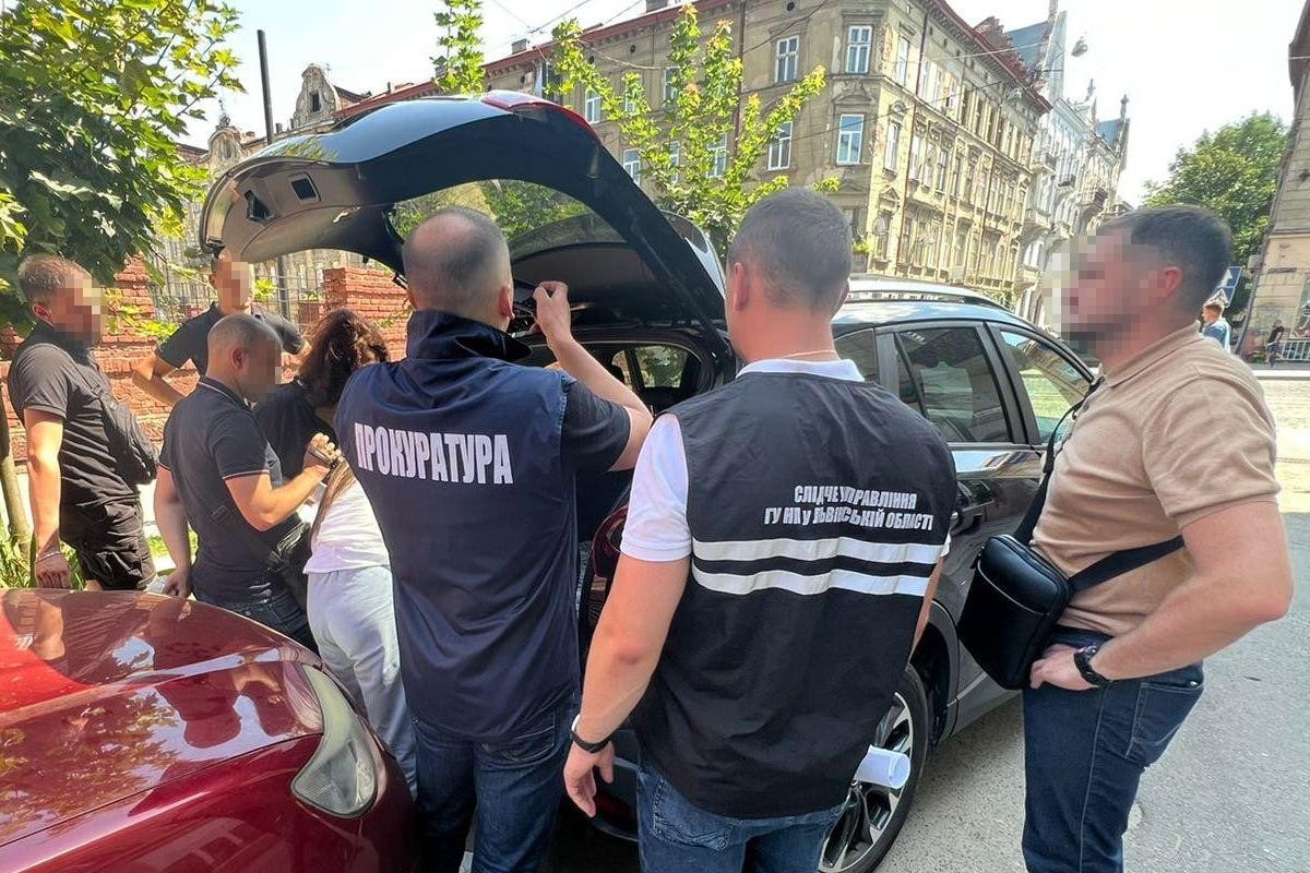 По $11 тис. за виїзд: на Львівщині затримали чоловіків, які переправляли ухилянтів через кордон По $11 тис. за виїзд: на Львівщині затримали чоловіків, які переправляли ухилянтів через кордон