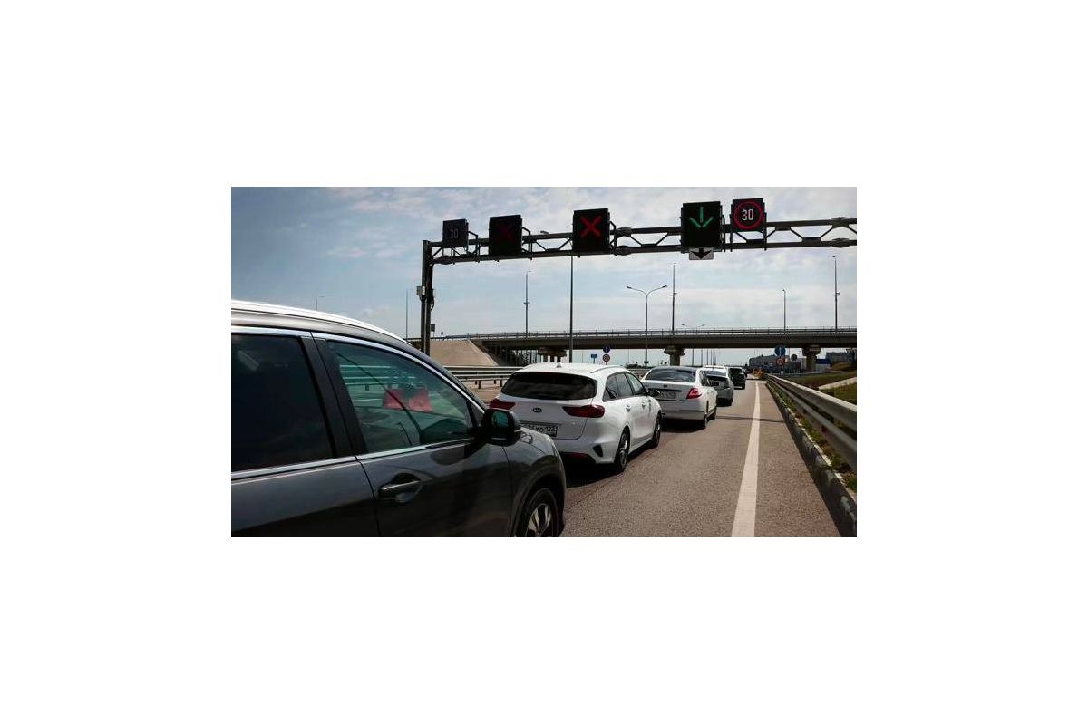 На Кримському мосту зберігаються затори На Кримському мосту зберігаються затори