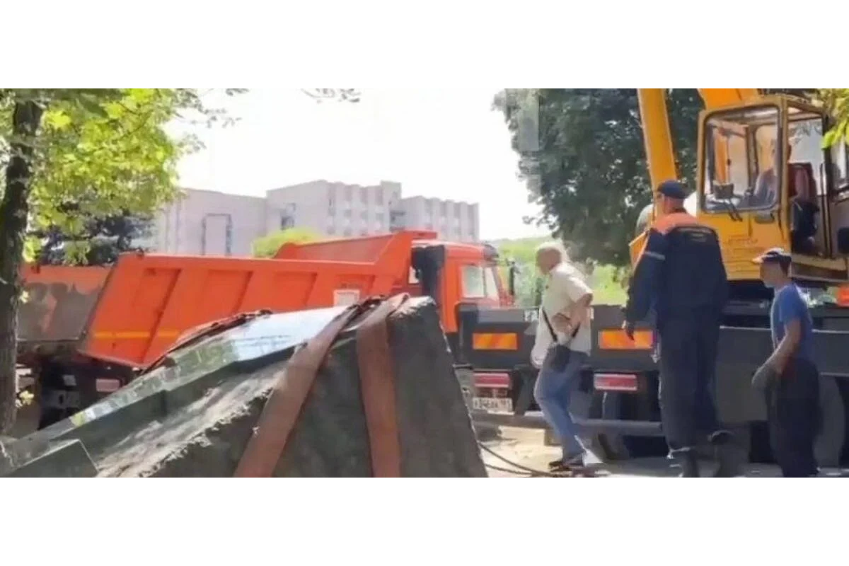 Росіяни знищують памʼятники Голодомору на окупованих територіях Росіяни знищують памʼятники Голодомору на окупованих територіях