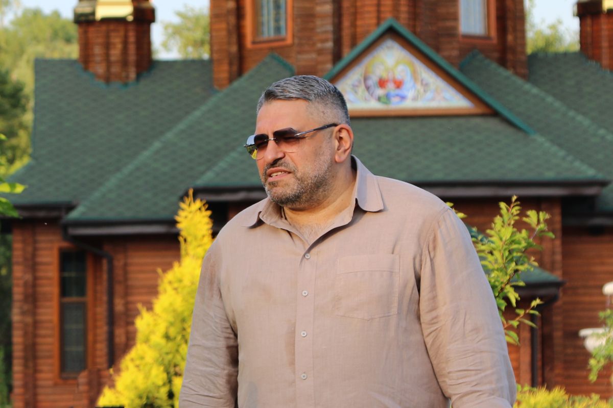 Арутюнян Еміль Карленович: меценати, волонтери та служителі церкви провели озеленення храмової території Арутюнян Еміль Карленович: меценати, волонтери та служителі церкви провели озеленення храмової території