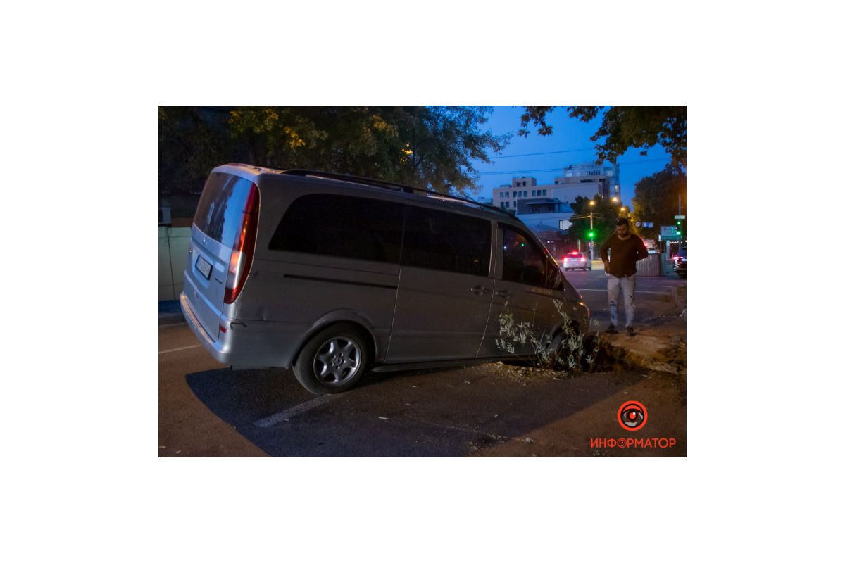 Пастка для автівок: у центрі Дніпра комунальники «прикрили» величезну яму гілкою Пастка для автівок: у центрі Дніпра комунальники «прикрили» величезну яму гілкою
