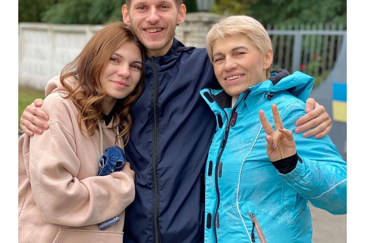 Дмитро Козацький з позивним «Орест» в обіймах мами та сестри Дмитро Козацький з позивним «Орест» в обіймах мами та сестри