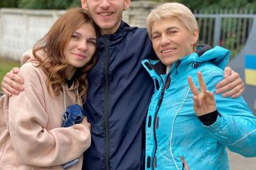 Дмитро Козацький з позивним «Орест» в обіймах мами та сестри Дмитро Козацький з позивним «Орест» в обіймах мами та сестри