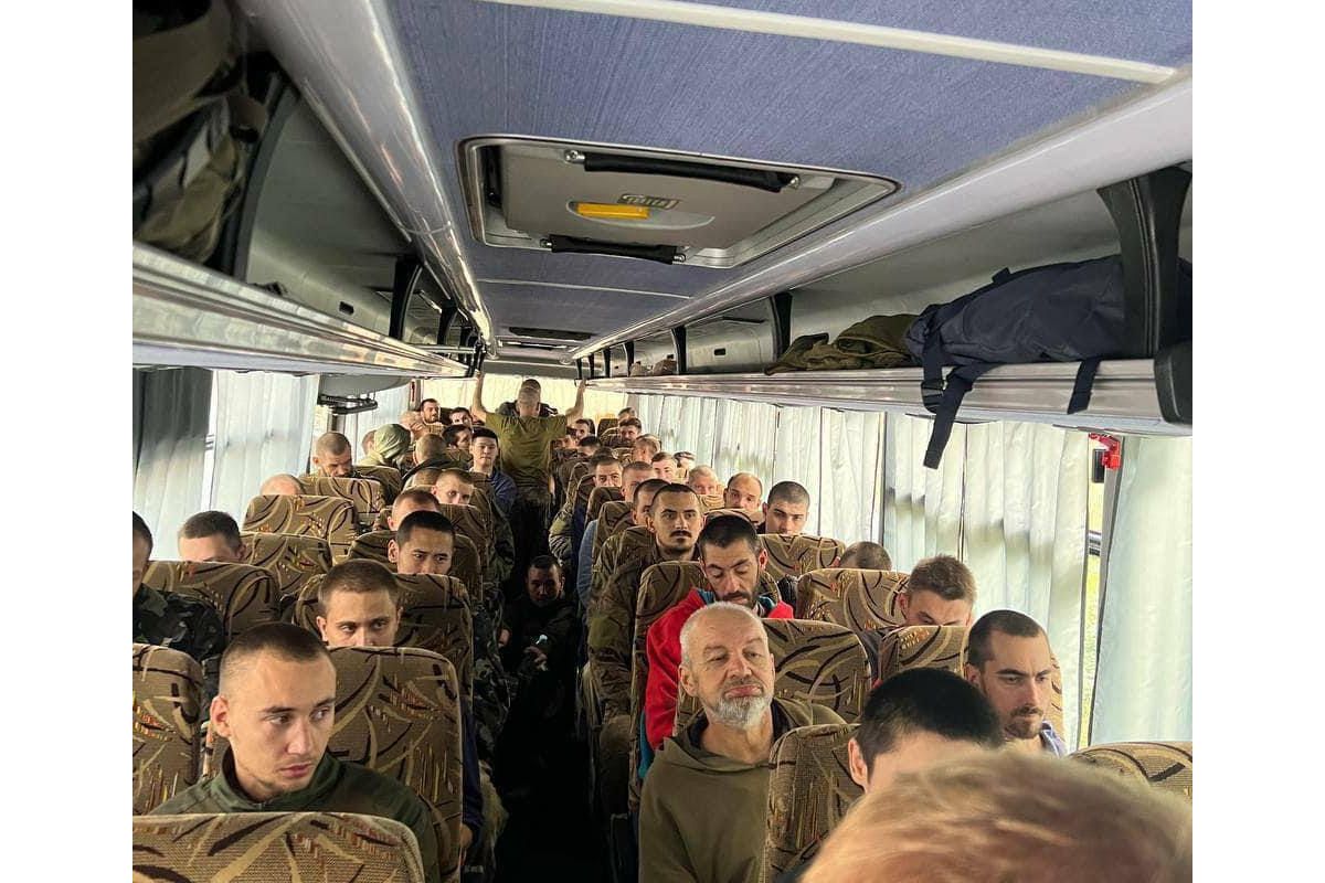 Зверніть увагу на «щасливі» обличчя росіян, яких поміняли Зверніть увагу на «щасливі» обличчя росіян, яких поміняли