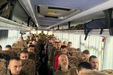 Зверніть увагу на «щасливі» обличчя росіян, яких поміняли Зверніть увагу на «щасливі» обличчя росіян, яких поміняли