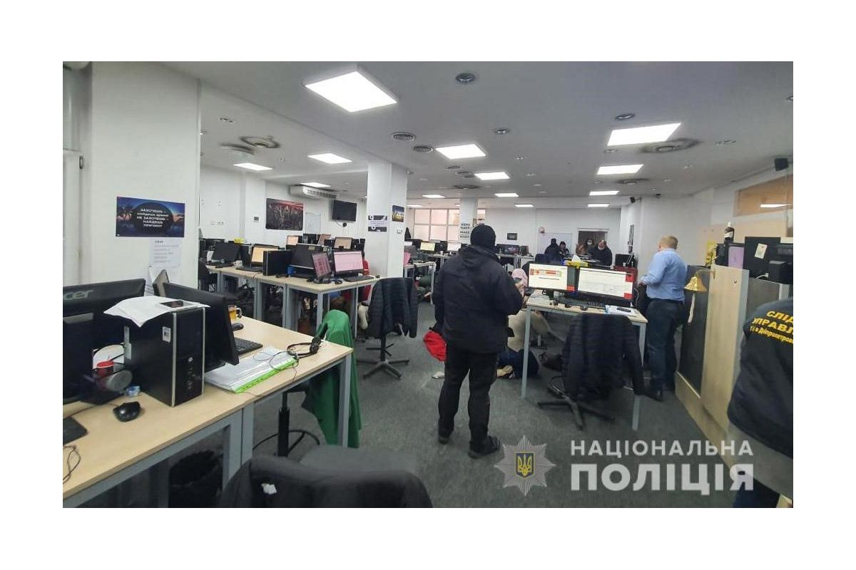 У Дніпрі близько 250 псевдооператорів банківських call-центрів переводили гроші клієнтів на власні рахунки У Дніпрі близько 250 псевдооператорів банківських call-центрів переводили гроші клієнтів на власні рахунки