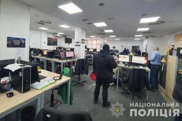 У Дніпрі близько 250 псевдооператорів банківських call-центрів переводили гроші клієнтів на власні рахунки У Дніпрі близько 250 псевдооператорів банківських call-центрів переводили гроші клієнтів на власні рахунки
