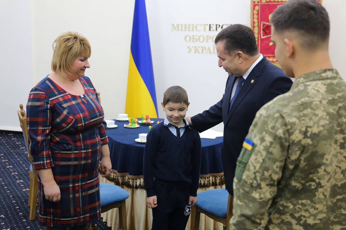 Міністр оборони приєднався до акції "Я Миколай" Міністр оборони приєднався до акції "Я Миколай"